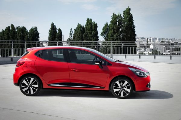 http://a406.idata.over-blog.com/600x400/2/55/11/19/marques-francaises-renault-2/Clio4-rouge3.jpg